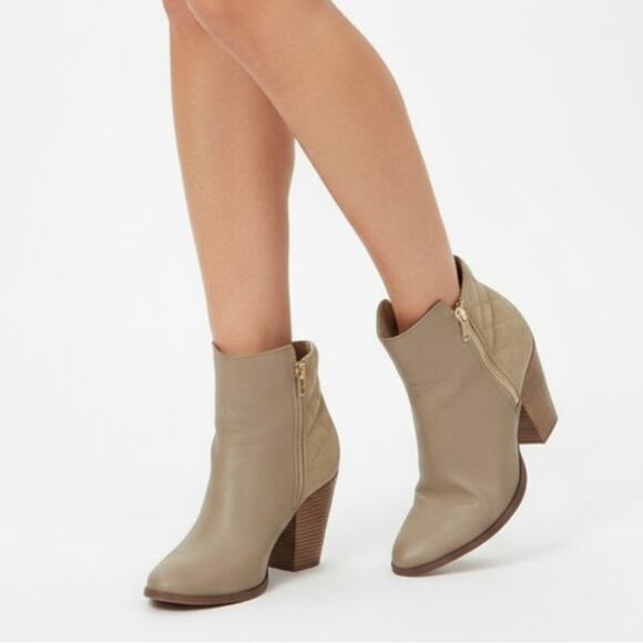 Shoe Dazzle Pattie Taupe Quilted Block Heel Booties Ankle Boots Size 7 - Picture 1 of 9